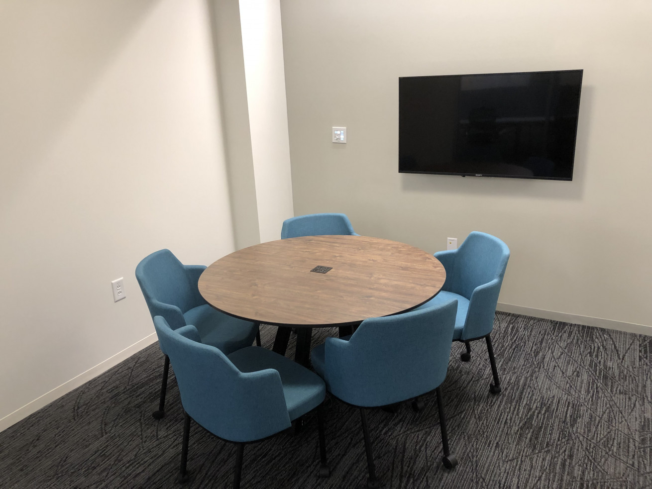 Graduate Student Community Rooms Tech Library
